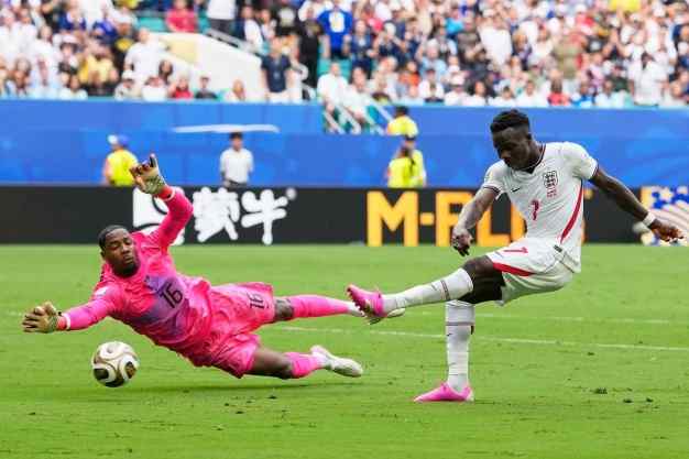Inglaterra vence a Francia 6-4.