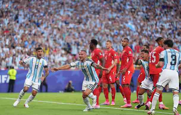 Argentina e Inglaterra pasan de ronda.